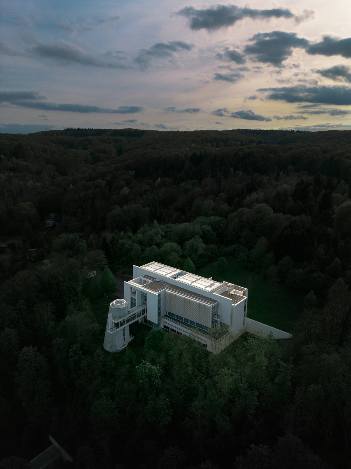 Luxury Real Estate Trends in Vancouver and Seattle: A Comparative Analysis